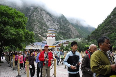 九寨溝單日游客破2萬，景區管理如何應對春游高峰？